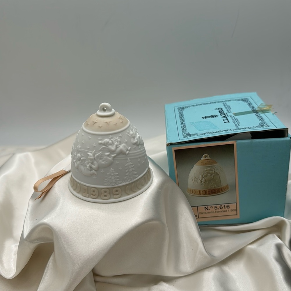 1989 Lladro Christmas Bell